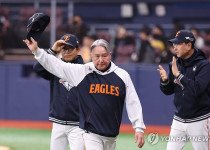 11일 서울 고척스카이돔에서 열린 프로야구 한화 이글스와 키움 히어로즈의 경기에서 8-0으로 승리한 한화 김경문 감독이 관중을 향해 인사하고 있다. 2025.5.11 hwayoung7@yna.co.kr