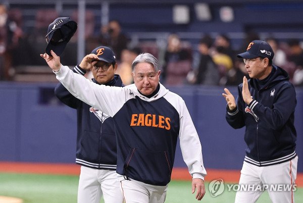 11일 서울 고척스카이돔에서 열린 프로야구 한화 이글스와 키움 히어로즈의 경기에서 8-0으로 승리한 한화 김경문 감독이 관중을 향해 인사하고 있다. 2025.5.11 hwayoung7@yna.co.kr